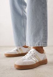 Białe Skórzane Sneakersy i Ozdobnymi Paskami Zelisei. Białe obuwie sportowe damskie Born2be, ze skóry, bez zapięcia. Za 169.99 zł.