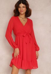 Czerwona Sukienka Iphina. Czerwone sukienki damskie Renee, z aplikacjami, z materiału, eleganckie, bez ramiączek. W wyprzedaży za 91.99 zł.
