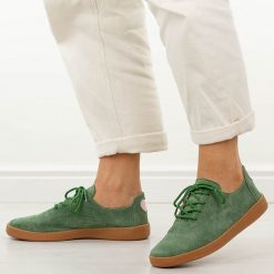 Zielone skórzane półbuty damskie T.Sokolski w26-611. Zielone półbuty damskie Sokolski, na jesień, bez wzorów, z jeansu, z okrągłym noskiem, bez obcasa, bez zapięcia. W wyprzedaży za 179.10 zł.