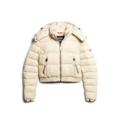 Damska krótka kurtka z kapturem Superdry Fuji. Brązowe kurtki damskie Superdry, bez wzorów, z puchu, z kapturem. Za 480.70 zł.