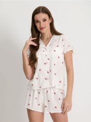 Piżama dwuczęściowa z motywem malin - kremowy. Białe piżamy damskie Sinsay, bez wzorów, bez ramiączek. Za 49.99 zł.