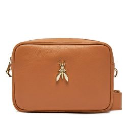 Torebka Patrizia Pepe. Brązowe listonoszki damskie Patrizia Pepe, bez wzorów, bez dodatków. Za 489.99 zł.