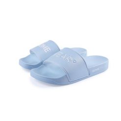 Odzież domowa Klapki unisex SUN – jasnoniebieskie. Niebieskia klapki damskie HOME DELUXE, bez wzorów, z materiału, bez obcasa, bez zapięcia. Za 122.00 zł.