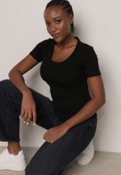 Czarny Prążkowany T-shirt Ozdobiony po Bokach Marszczeniem Nedisa. Czarne t-shirty damskie Born2be, m, bez wzorów, z jeansu, bez kołnierzyka. Za 49.99 zł.