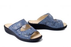 DR. BRINKMANN 701080-55 hellblau, klapki damskie. Niebieskie klapki damskie Dr. Brinkmann, bez wzorów, ze skóry, bez obcasa, bez zapięcia. Za 314.41 zł.