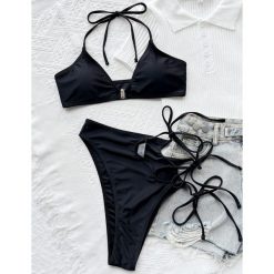Bikini asymetryczne plażowe z elastycznego materiału Anja. Czarne bikini Intica, bez wzorów, z materiału. Za 139.00 zł.