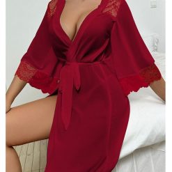 Szlafrok z koronkowym wykończeniem rękawów na wieczory w domu Selvedina. Czerwone szlafroki damskie Intica, bez wzorów, z koronki, bez kaptura. Za 119.00 zł.