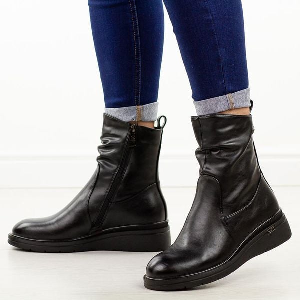 Czarne wysokie botki damskie Vinceza 58557. Czarne botki damskie VINCEZA, na jesień, z jeansu, casualowe, z okrągłym noskiem, bez obcasa, na koturnie, bez zapięcia. Za 229.00 zł.