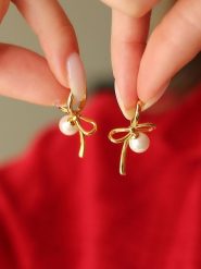 Pierres delicates Pozłacane kolczyki-kreole z perłami rozmiar: onesize. Białe kolczyki damskie Pierres delicates, z perłą, pozłacane. Za 74.28 zł.