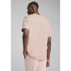 Koszulka unisex Essentials Elevated PUMA Rose Quartz Pink. Czerwone koszulki sportowe damskie Puma, xl, bez wzorów, z materiału, bez ramiączek. Za 109.00 zł.