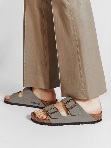 Birkenstock Klapki Arizona Bs 0151213 Szary. Szare klapki damskie Birkenstock, bez wzorów, ze skóry, bez obcasa, bez zapięcia. Za 329.00 zł.