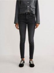 Jeansy slim fit z wysokim stanem - szary. Szare jeansy damskie Reserved, z podwyższonym stanem. W wyprzedaży za 79.99 zł.