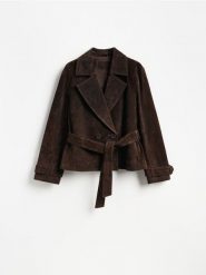 Zamszowa kurtka z kołnierzem - ciemnobrązowy. Brązowe kurtki damskie Reserved, l, bez wzorów, z zamszu, bez kaptura. Za 599.99 zł.