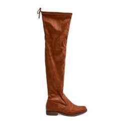 Kozaki Na Płaskim Obcasie Za Kolano Z Eko Zamszu Camel Linnithia brązowe. Brązowe kozaki damskie za kolano, bez obcasa, na płaskiej podeszwie, bez zapięcia. Za 153.43 zł.