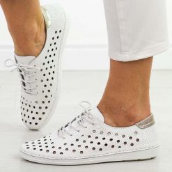 Białe skórzane ażurowe półbuty damskie S.Barski 644. Białe półbuty damskie S.BARSKI, na jesień, w ażurowe wzory, z jeansu, z okrągłym noskiem, bez obcasa, na płaskiej podeszwie, bez zapięcia. Za 249.00 zł.