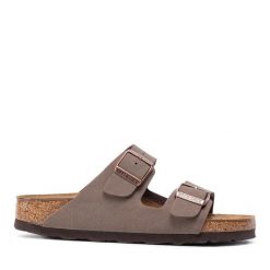 Klapki Birkenstock. Brązowe klapki damskie Birkenstock, bez wzorów, bez obcasa, bez zapięcia. Za 449.99 zł.
