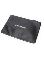 Balenciaga Skórzana kopertówka w kolorze czarnym - 38,5 x 27 x 1,5 cm rozmiar: onesize. Czarne torebki wieczorowe damskie Balenciaga, bez wzorów, z materiału, bez dodatków. Za 2,392.99 zł.