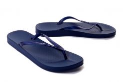 IPANEMA Anatomica Tan Fem 81030 blue/pearly blue, klapki japonki damskie. Niebieskie klapki damskie Ipanema, bez wzorów, bez obcasa, bez zapięcia. Za 41.99 zł.