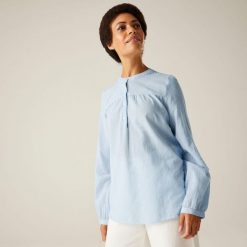 Koszula turystyczna damska Natine. Niebieskie koszule damskie Regatta, bez wzorów, z bawełny, sportowe, bez kołnierzyka, bez ramiączek. W wyprzedaży za 208.00 zł.