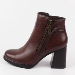 Brązowe z eko skóry botki damskie słupek Sergio Leone Bt323. Brązowe botki damskie Sergio Leone, ze skóry, bez obcasa, na słupku, bez zapięcia. Za 199.00 zł.