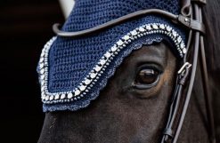 Czapka dla konia Kentucky Wellington big stone & pearl. Niebieskie czapki damskie KENTUCKY HORSEWEAR, bez wzorów. Za 422.00 zł.