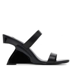 Klapki KARL LAGERFELD. Czarne klapki damskie KARL LAGERFELD, bez wzorów, bez obcasa, bez zapięcia. Za 799.99 zł.