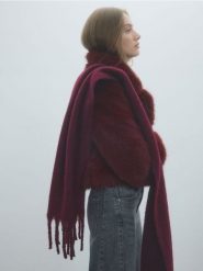 Szalik z frędzlami - burgundowy. Czerwone szaliki damskie Reserved, bez wzorów. W wyprzedaży za 59.99 zł.