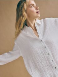 Koszula oversize z bawełnianego muślinu - biały. Białe koszule damskie Reserved, l, bez wzorów, z bawełny, bez kołnierzyka, bez ramiączek. Za 99.99 zł.