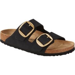 Klapki damskie Birkenstock Arizona Big Buckle. Czarne klapki damskie Birkenstock, bez wzorów, z materiału, bez obcasa, bez zapięcia. Za 707.90 zł.