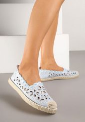 Niebieskie Espadryle Vices Ozdobione Ażurowym Wzorem i Ozdobną Plecionką Arivosa. Niebieskie espadryle damskie Renee, w ażurowe wzory, bez obcasa, na płaskiej podeszwie. Za 49.99 zł.