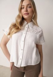 Biała Koszula z Wiskozy na Krótki Rękaw z Ażurowymi Wstawkami Kakara. Białe koszule damskie Born2be, m, w ażurowe wzory, z jeansu, biznesowe, bez kołnierzyka, bez ramiączek. Za 79.99 zł.