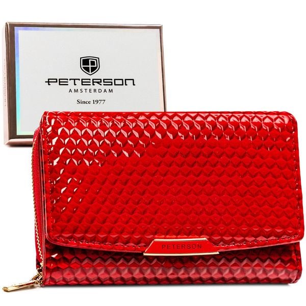 Czerwony, poziomy portfel damski ze skóry ekologicznej zamykany suwakiem i zatrzaskiem PTN 001-CUB Peterson. Czerwone portfele damskie Peterson, bez wzorów, z lakierowanej skóry. Za 66.99 zł.