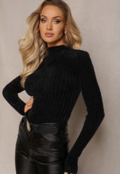 Czarny Prążkowany Sweter z Wełną i Dłuższym Włosiem Izarina. Czarne swetry klasyczne damskie Renee, z dzianiny, bez kołnierzyka. Za 59.99 zł.