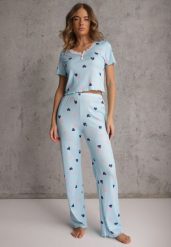 Niebieski Elastyczny Komplet Piżamowy w Serduszka Spodnie i Top Isle. Niebieskie komplety bielizny Renee, bez wzorów, z materiału. Za 79.99 zł.