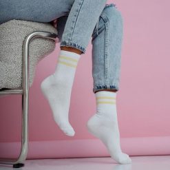 Białe skarpetki damskie dwa paski 1235 yl. Białe skarpetki damskie Milena, bez wzorów, z bawełny. Za 16.90 zł.