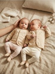 Bawełniane legginsy z ozdobnymi falbanami 2 pack - kremowy. Białe legginsy damskie Sinsay, l, bez wzorów, z bawełny. Za 25.99 zł.