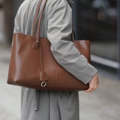 Shopper damski Solier FL37 Marlen c. brązowy. Brązowe shopper bag Solier, z aplikacjami, z materiału, na ramię, bez dodatków. Za 329.00 zł.