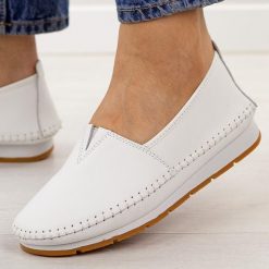 Białe skórzane półbuty damskie S.Barski 7051. Białe półbuty damskie S.BARSKI, na jesień, bez wzorów, z jeansu, bez obcasa, na płaskiej podeszwie, bez zapięcia. Za 219.00 zł.