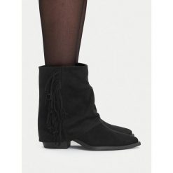 Botki JENNY. Czarne botki damskie Jenny, bez obcasa, na słupku, bez zapięcia. Za 179.99 zł.