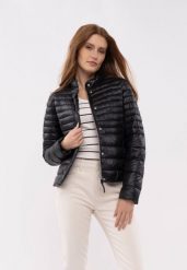 Kurtka pikowana casual J-COMO. Czarne kurtki sportowe damskie Volcano, l, bez wzorów, z materiału, bez kaptura. Za 289.99 zł.
