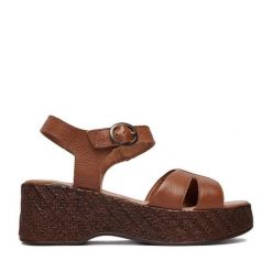 Sandały Lasocki. Brązowe sandały damskie Lasocki, bez wzorów, bez obcasa, na koturnie, bez zapięcia. Za 179.99 zł.