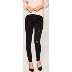 Jeansy skinny z koronkową aplikacją - Czarny. Czarne jeansy damskie Mohito. Za 119.99 zł.
