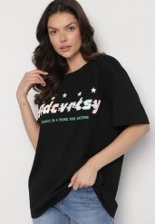 Czarny Oversizowy T-shirt z Napisem z Przodu i Gwiazdami na Plecach Ilanlith. Czarne t-shirty damskie Born2be, l, bez wzorów, z jeansu, bez kołnierzyka. Za 49.99 zł.