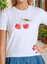 Koszulka Hello Kitty - biały. Białe koszulki damskie Sinsay, l, bez wzorów, bez kołnierzyka, bez ramiączek. W wyprzedaży za 25.99 zł.