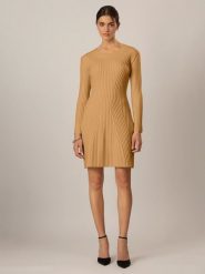 APART Sukienka dzianinowa w kolorze jasnobrązowym rozmiar: 40. Brązowe sukienki damskie Apart, bez wzorów, z dzianiny, bez ramiączek. Za 342.95 zł.