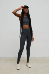 Legginsy z cienkiej prążkowanej dzianiny w kolorze GRAPHITE - HIPS LIGHT-XS. Szare legginsy damskie Marsala, uniwersalny, bez wzorów, z bawełny. Za 199.90 zł.