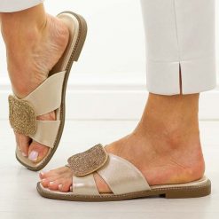 Złote klapki damskie Potocki 43344. Żółte klapki damskie POTOCKI, z aplikacjami, z materiału, bez obcasa, na płaskiej podeszwie, bez zapięcia. Za 139.00 zł.