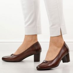 Brązowe czółenka damskie na słupku Vinceza 58622. Brązowe czółenka damskie VINCEZA, bez wzorów, ze skóry, bez obcasa, na słupku. Za 169.00 zł.