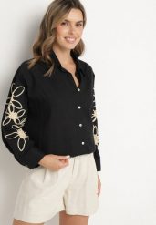 Czarna Bawełniana Koszula Oversize z Kwiatowymi Aplikacjami Fadella. Czarne koszule damskie Born2be, s, z aplikacjami, z bawełny, eleganckie, bez kołnierzyka, bez ramiączek. Za 74.99 zł.