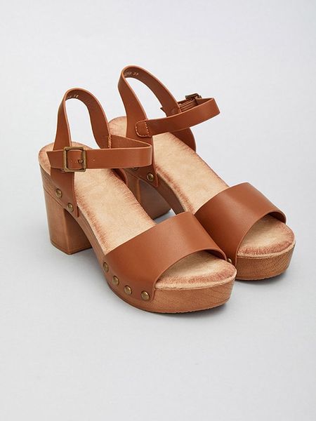 Bellucci Sandały w kolorze jasnobrązowym rozmiar: 39. Brązowe sandały damskie Bellucci, bez wzorów, z otwartym noskiem, bez obcasa, na koturnie, bez zapięcia. Za 101.23 zł.